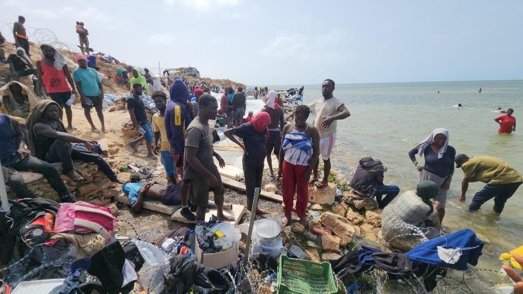 2023年7月26日，在突尼斯與利比亞邊境的艾季迪爾角，眾多移民滯留在地中海海岸邊。新華社發(fā)（哈姆扎·圖爾基亞攝）