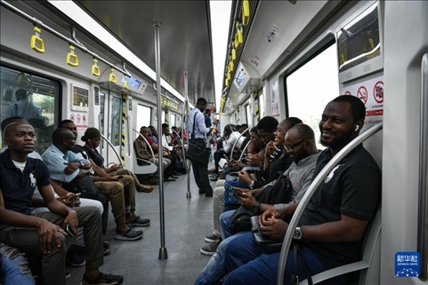 2月28日，在尼日利亞拉各斯，人們乘坐輕軌藍(lán)線列車。新華社記者 韓旭 攝