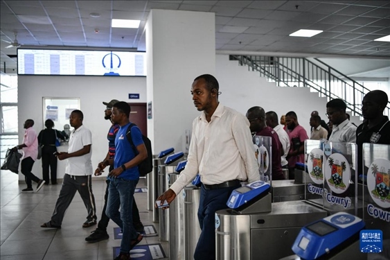 2月28日，在尼日利亞拉各斯，人們在輕軌藍(lán)線碼頭站刷卡出站。新華社記者 韓旭 攝