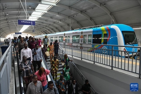 2月28日，在尼日利亞拉各斯，人們在輕軌藍(lán)線碼頭站下車出站。新華社記者 韓旭 攝