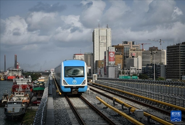 這是2月28日在尼日利亞拉各斯拍攝的一列輕軌藍(lán)線列車。新華社記者 韓旭 攝