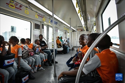 2月28日，在尼日利亞拉各斯，一所小學(xué)的學(xué)生們體驗(yàn)乘坐輕軌藍(lán)線列車。新華社記者 韓旭 攝