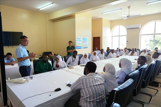 韋長群醫(yī)生進(jìn)行中醫(yī)講座。中國援桑醫(yī)療隊(duì)供圖