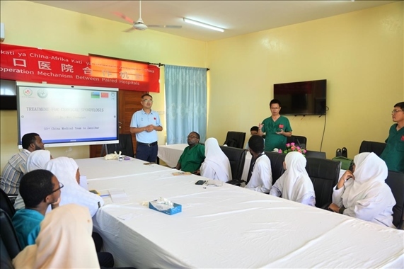 隊(duì)長蔣國慶和韋長群醫(yī)生一起解答問題。中國援桑醫(yī)療隊(duì)供圖