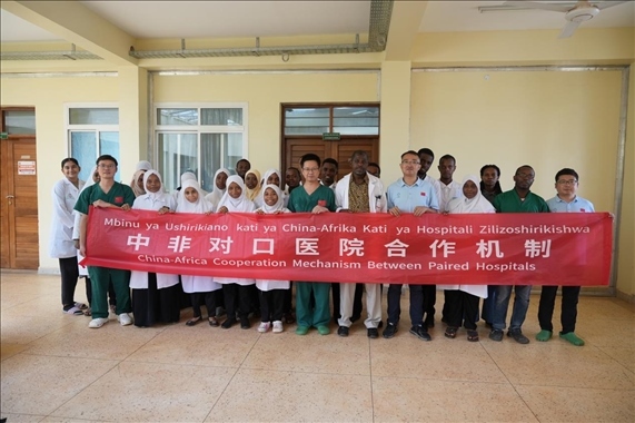 醫(yī)療隊(duì)隊(duì)員和當(dāng)?shù)蒯t(yī)生們合影。中國援桑醫(yī)療隊(duì)供圖