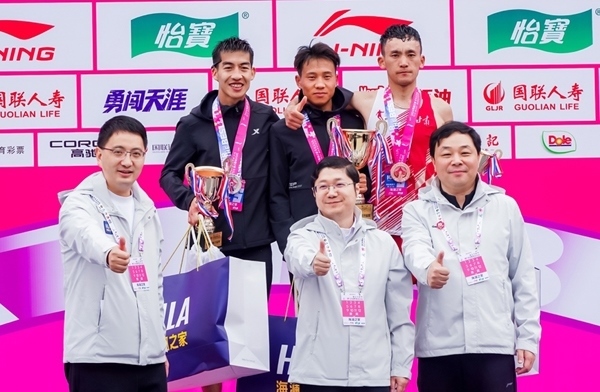 無錫市人民政府副秘書長顧文龍，無錫市體育局黨組書記、副局長楊宇華，海瀾集團黨委副書記、副總裁江南共同為全國馬拉松錦標賽（第一站）男子組前3名頒獎。受訪者供圖