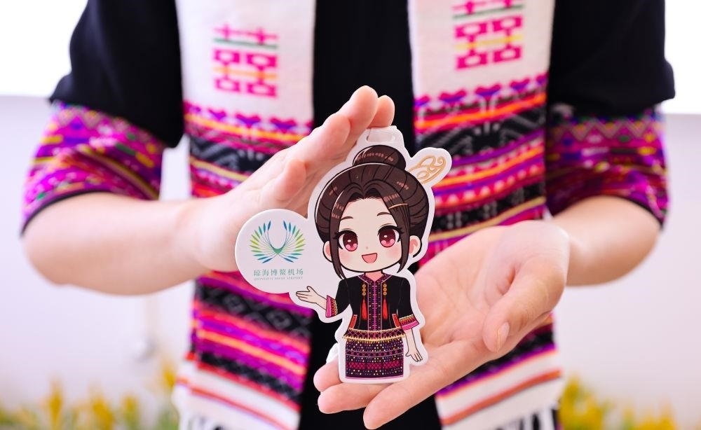 △2024年3月22日，博鰲機場工作人員展示“博鰲香”香氛卡片。