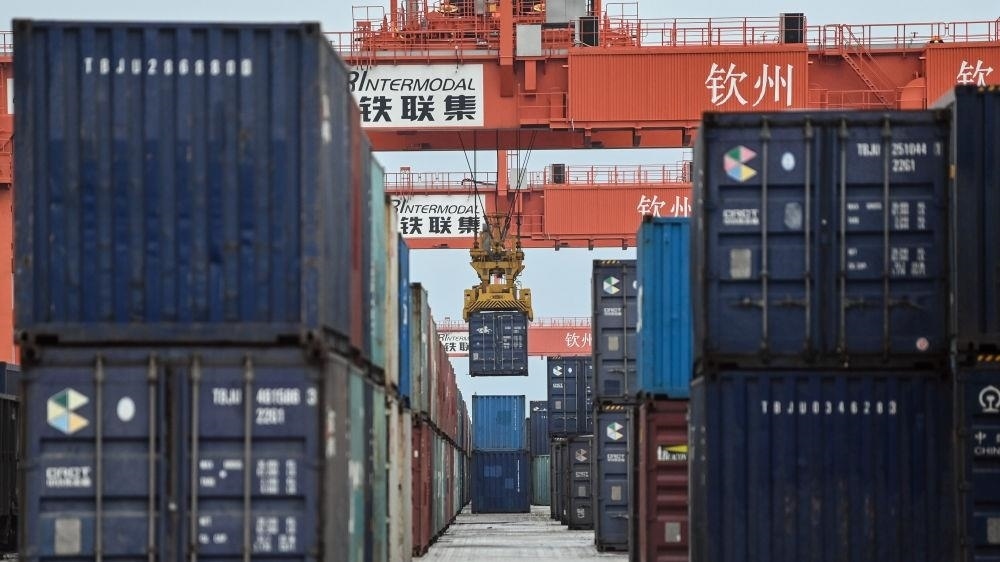 △2023年5月11日，在廣西欽州鐵路集裝箱中心站，塔吊在下卸集裝箱。近年來，在RCEP政策紅利推動下，中國與東盟產(chǎn)業(yè)合作不斷深化，助力區(qū)域經(jīng)濟發(fā)展。