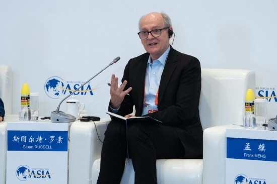 3月27日，《人工智能：現(xiàn)代方法》作者、加州大學伯克利分校計算機科學系教授斯圖爾特·羅素在分論壇上發(fā)言。新華社記者 曹夢瑤 攝