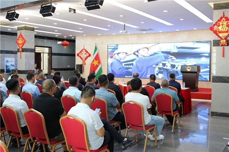 當(dāng)?shù)貢r(shí)間3月26日下午，中國品牌重型機(jī)械、載重車輛宣傳推介會(huì)在中國駐蘇里南大使館舉行。圖為宣介會(huì)現(xiàn)場(chǎng)。中國駐蘇里南大使館供圖