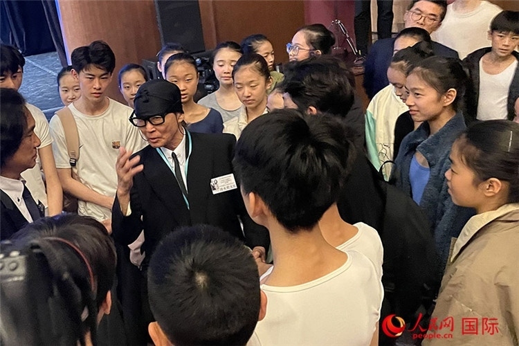 松山芭蕾舞團(tuán)總代表清水哲太郎與中央芭蕾舞團(tuán)舞蹈學(xué)校的學(xué)生們交流。人民網(wǎng)記者 張麗婭攝