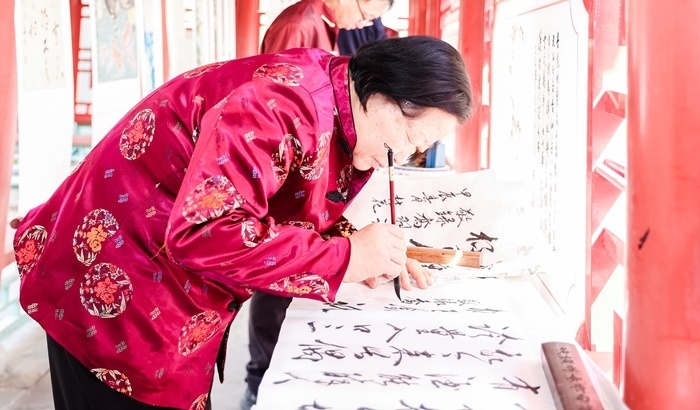 杏花節(jié)書(shū)畫(huà)展上書(shū)法家現(xiàn)場(chǎng)創(chuàng)作。受訪(fǎng)方供圖