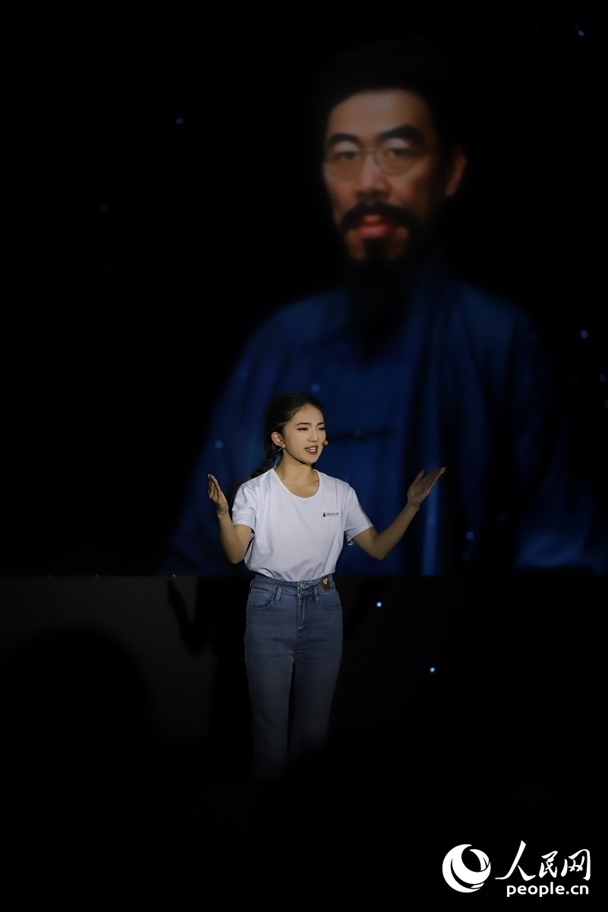 數(shù)字人“聞一多”與青年學(xué)生隔空對話。人民網(wǎng)記者 李發(fā)興攝