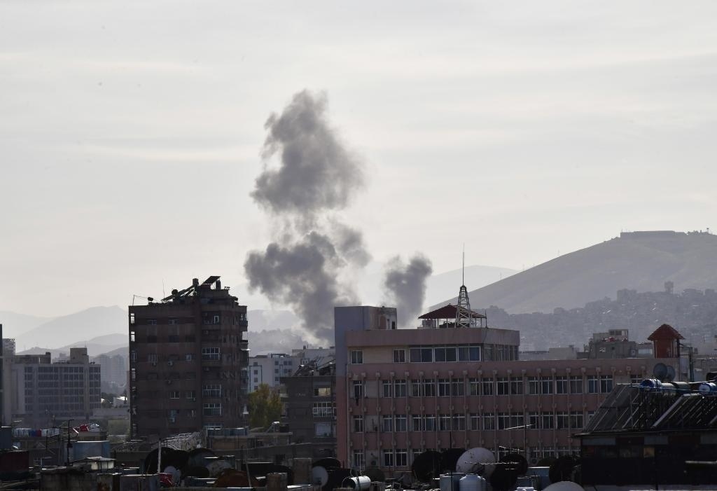 這是4月1日在敘利亞首都大馬士革拍攝的爆炸后升起的濃煙。新華社發(fā)（阿瑪爾攝）