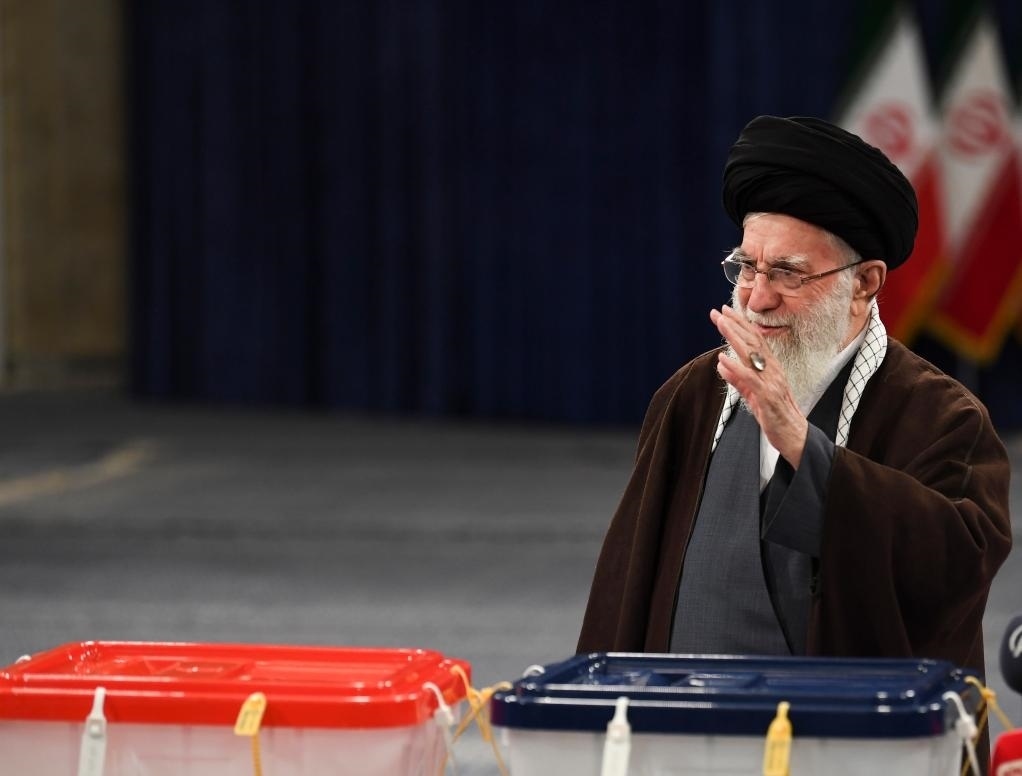 3月1日，在伊朗首都德黑蘭，伊朗最高領(lǐng)袖哈梅內(nèi)伊在設(shè)于領(lǐng)袖府內(nèi)的投票站投票。新華社記者沙達(dá)提攝