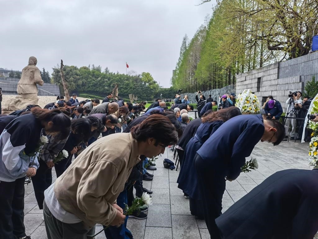 人們面向“哭墻”鞠躬。新華社記者邱冰清 攝