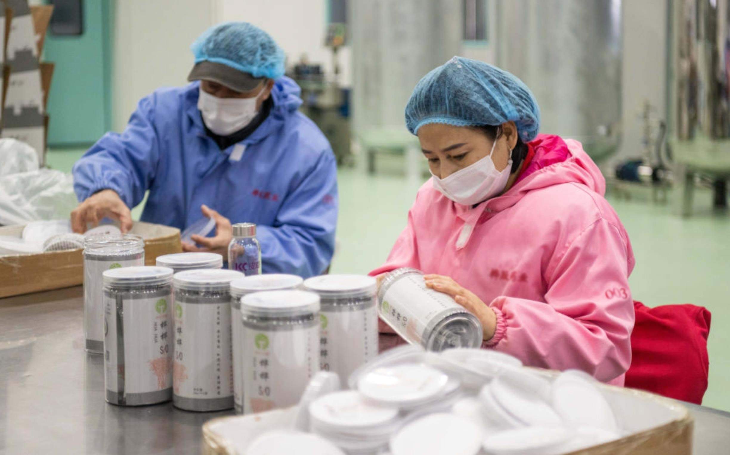 △2024年3月12日，黑龍江伊春一家公司內(nèi)，工作人員在包裝樺樹汁相關(guān)產(chǎn)品。