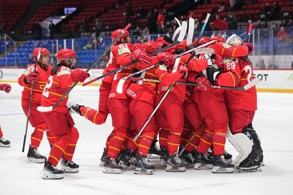 中國隊(duì)?wèi)c祝比賽勝利。圖片來源:國際冰聯(lián)