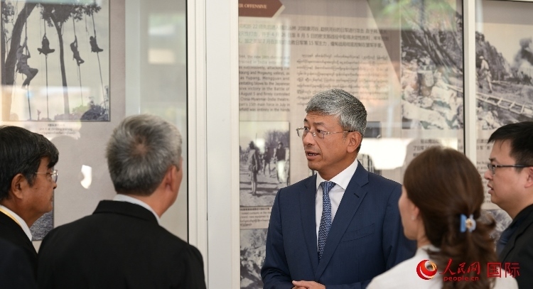 陳海大使了解中國(guó)遠(yuǎn)征軍紀(jì)念館情況。人民網(wǎng)記者 謝佳君攝