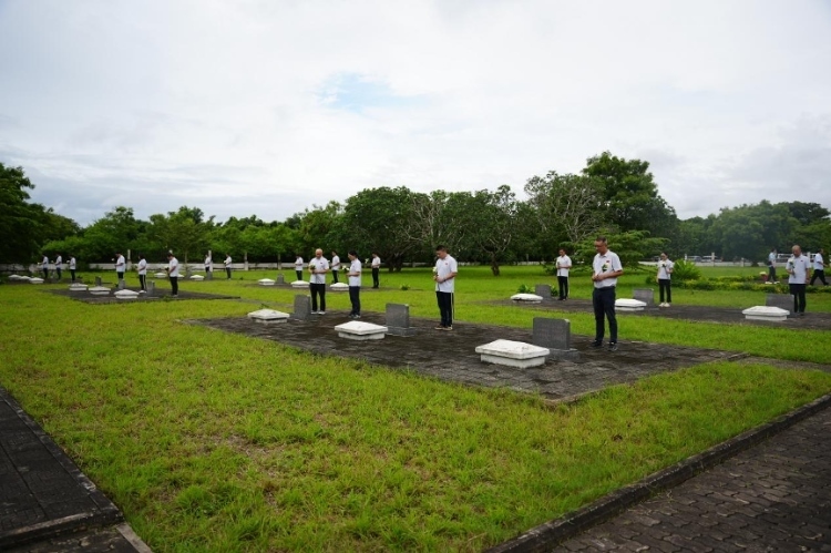 醫(yī)療隊(duì)隊(duì)員向烈士們獻(xiàn)花。中國(guó)援桑醫(yī)療隊(duì)供圖