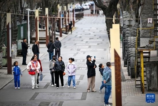 4月5日，游客在寧夏石嘴山市大武口洗煤廠工業(yè)遺址公園游覽。新華社記者 馮開華 攝