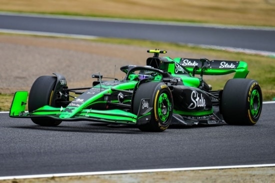 4月5日，索伯車隊中國車手周冠宇在練習賽中。新華社記者 張笑宇 攝