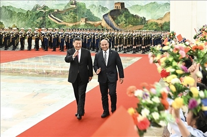 △2024年3月25日，習(xí)近平主席在北京人民大會堂同來華進行國事訪問的瑙魯總統(tǒng)阿迪昂舉行會談。這是會談前，習(xí)近平主席在人民大會堂北大廳為阿迪昂總統(tǒng)舉行歡迎儀式。