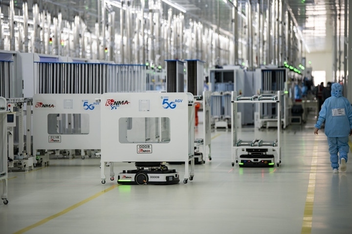 2024年1月10日，在位于浙江省金華市金義新區(qū)的潤馬光能集團(tuán)金華工廠智能化生產(chǎn)車間里，AGV（自動導(dǎo)引運(yùn)輸）小車忙碌穿梭在生產(chǎn)單元之間。圖源新華社