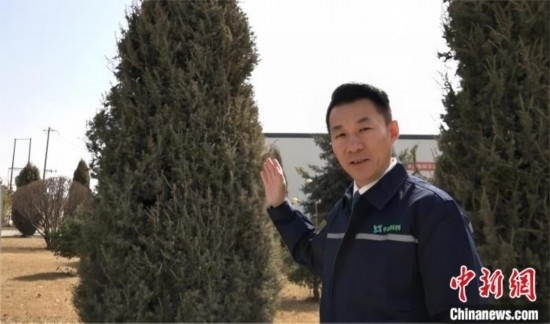 圖為王佐向記者介紹自己的新能源綠電廠區(qū)。白先森 攝