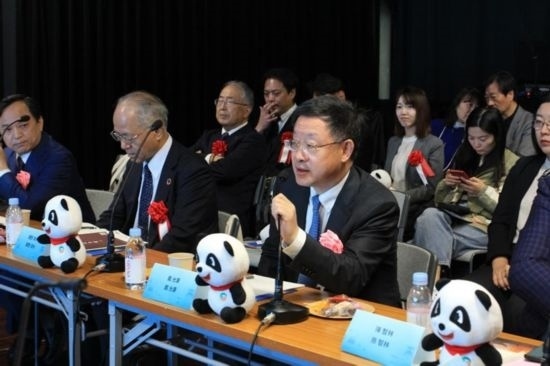 圖為四川省文化和旅游廳廳長(zhǎng)戴允康向日本友人介紹四川旅游資源。（中國(guó)駐東京旅游辦事處供圖）