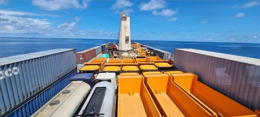 中蘇海運(yùn)直航貨輪在海上行駛。中國駐蘇里南大使館供圖