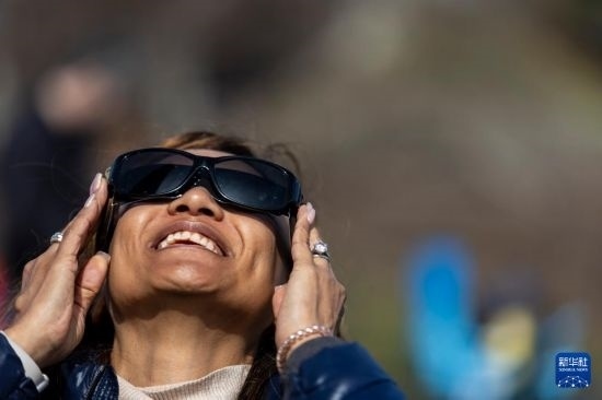 4月8日，一名女子在美國紐約州普拉茨堡觀看日食。新華社發(fā)（文森特·約翰遜攝）