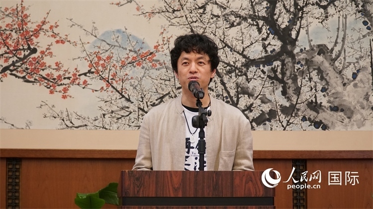 影片導(dǎo)演竹內(nèi)亮致辭。人民網(wǎng) 蔣曉辰攝