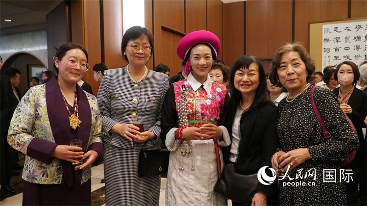 來賓與茨姆等人熱烈交流并合影留念。人民網(wǎng) 蔣曉辰攝