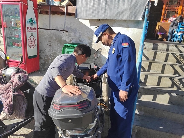拉薩市消防救援支隊(duì)組織開(kāi)展電動(dòng)自行車(chē)消防安全檢查工作。受訪者供圖