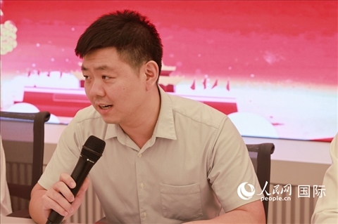 中國(guó)駐里約總領(lǐng)館領(lǐng)僑處處長(zhǎng)齊冀在座談會(huì)上致辭。人民網(wǎng)記者 陳海琪攝