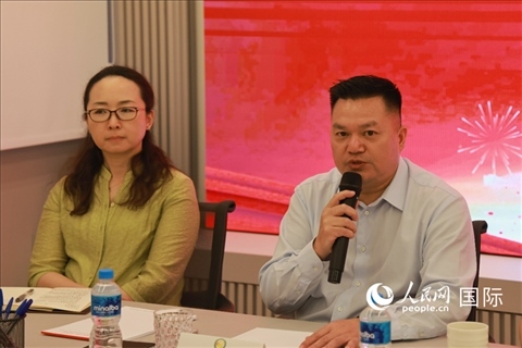 巴西和統(tǒng)會(huì)會(huì)長(zhǎng)張小春（右）在座談會(huì)上致辭。人民網(wǎng)記者 陳海琪攝