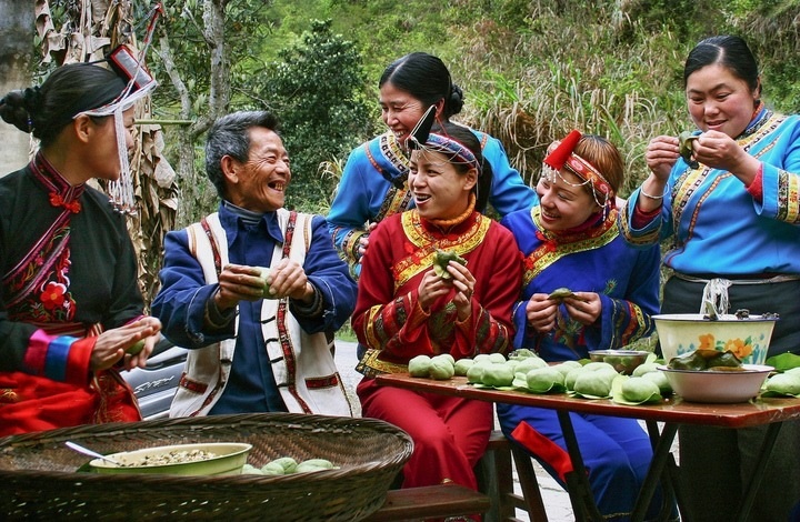 畬族群眾一起做清明果。供圖 共享聯(lián)盟·景寧