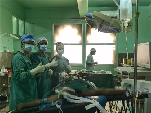 蔣國慶醫(yī)生（左）和當?shù)蒯t(yī)生慶祝手術(shù)成功。中國援桑醫(yī)療隊供圖