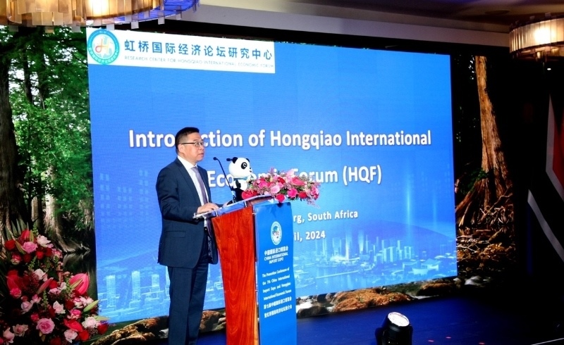 虹橋國際經(jīng)濟論壇研究中心副理事長、商務部國際貿(mào)易經(jīng)濟合作研究院副院長俞子榮致辭。（圖片來源：中國國際進口博覽會官微）