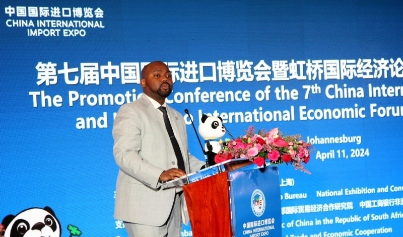 標準銀行集團企業(yè)與商業(yè)銀行部國際貿(mào)易總經(jīng)理武巴致辭。（圖片來源：中國國際進口博覽會官微）