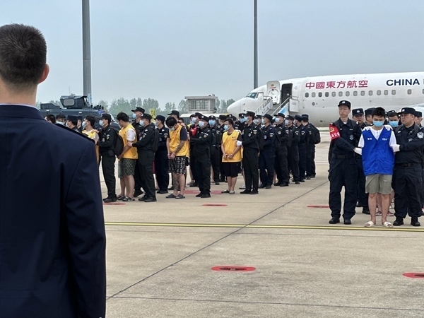 中國籍涉賭詐違法犯罪嫌疑人從柬埔寨被押解回國。人民網(wǎng)記者 郝萍攝