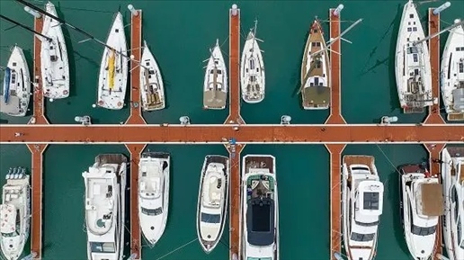 △超250艘船艇亮相第四屆消博會游艇展。