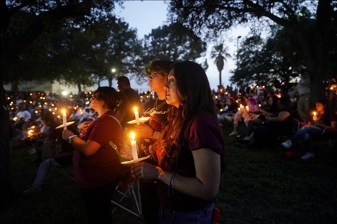 2023年5月24日，在美國得克薩斯州小城尤瓦爾迪，人們參加守夜儀式悼念校園槍擊遇害者。新華社記者吳曉凌攝