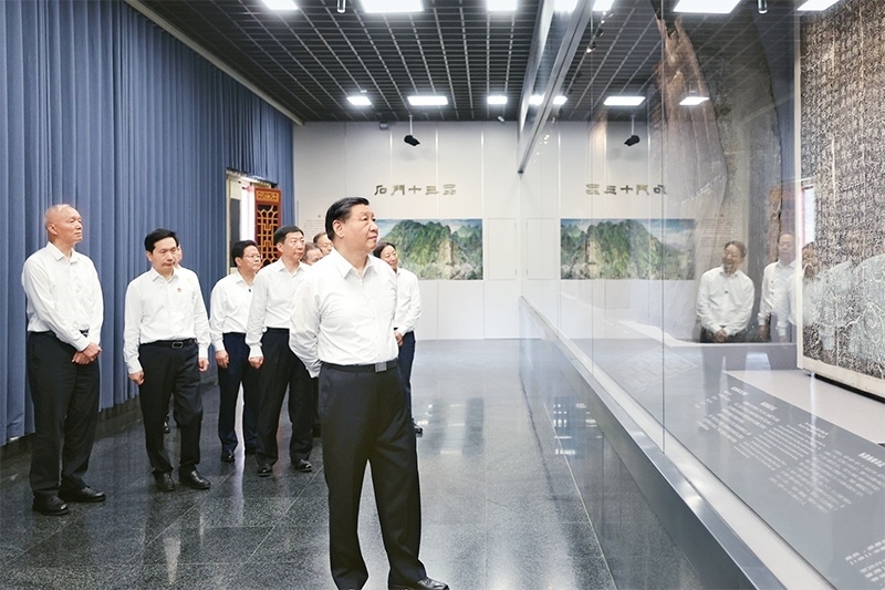2023年7月29日，中共中央總書(shū)記、國(guó)家主席、中央軍委主席習(xí)近平在四川考察結(jié)束返京途中，來(lái)到陜西省漢中市考察。這是習(xí)近平參觀(guān)漢中市博物館有關(guān)歷史文物展陳。 新華社記者 鞠鵬/攝