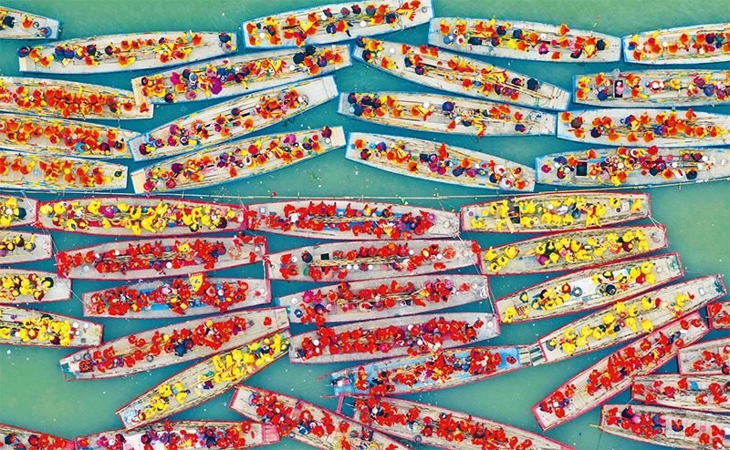 溱潼會船由南宋相沿至今，歷經(jīng)數(shù)百年傳承，被列入國家級非物質(zhì)文化遺產(chǎn)名錄。圖為2024年4月6日在江蘇省泰州市姜堰區(qū)溱湖國家濕地公園參加會船表演的船只。 新華社發(fā) 湯德宏/攝