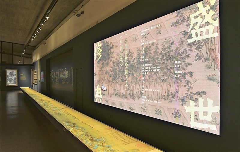 “中國歷代繪畫大系”，是習(xí)近平總書記親自批準(zhǔn)、高度重視的一項(xiàng)規(guī)模浩大、縱貫歷史、橫跨中外的國家級重大文化工程。圖為中國國家版本館杭州分館展示的“盛世修典——‘中國歷代繪畫大系’”收錄的數(shù)字化古畫（2023年5月31日攝）。 新華社記者 翁忻旸/攝