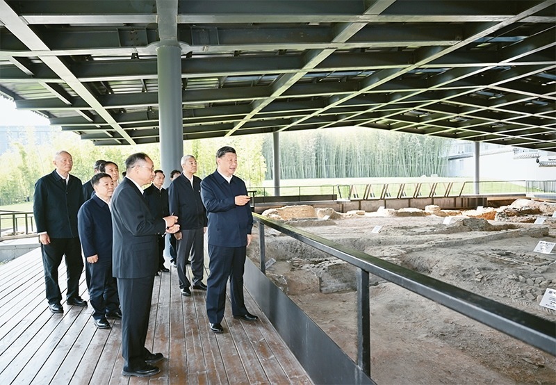 2023年10月10日至13日，中共中央總書(shū)記、國(guó)家主席、中央軍委主席習(xí)近平在江西考察。這是11日上午，習(xí)近平在景德鎮(zhèn)市陶陽(yáng)里歷史文化街區(qū)南麓遺址考察。 新華社記者 謝環(huán)馳/攝