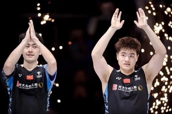 4月14日，梁偉鏗（右）/王昶在頒獎儀式上。 新華社記者 江漢攝