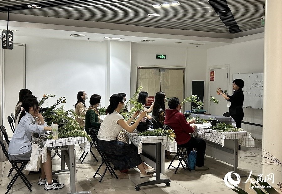 插花體驗(yàn)課。人民網(wǎng) 玄番登史江攝